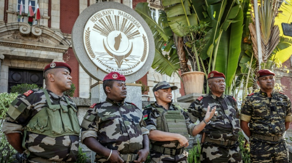 Madagascar: Rajoelina confirme son départ, un colonel investi président vendredi