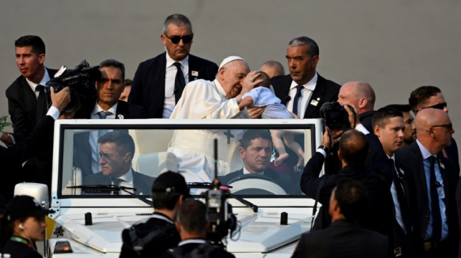 Le pape accueilli par 200.000 fid&egrave;les au sanctuaire de Fatima