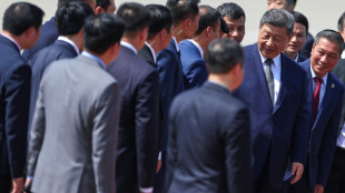 Xi cierra su visita a Vietnam que, según Trump, busca "engañar" a EEUU