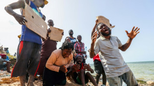 "No somos animales", dicen migrantes abandonados entre T&uacute;nez y Libia