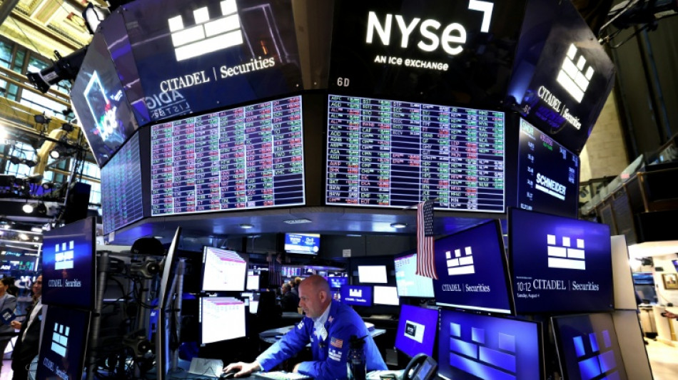 Wall Street profite du plongeon du p&eacute;trole, les r&eacute;sultats ajoutent de l'optimisme