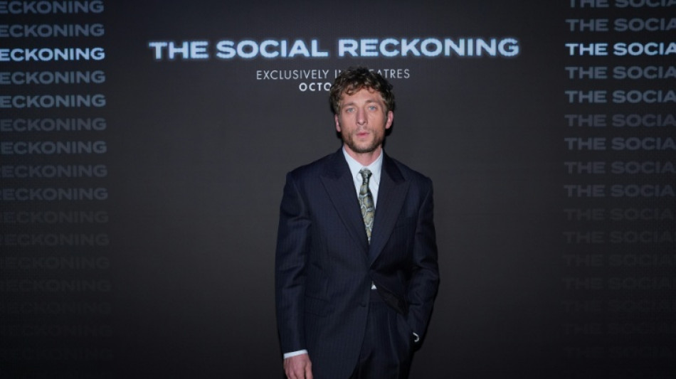 Jeremy Allen White enfrenta ambi&ccedil;&atilde;o 'assustadora' das redes sociais em 'O Outro Lado das Redes'
