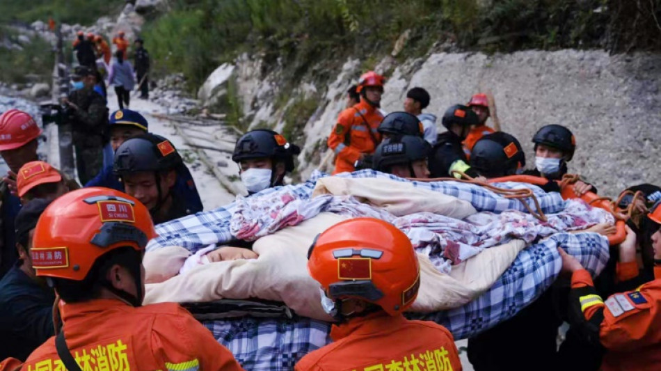 Tausende Rettungskr&auml;fte suchen nach Erdbeben in China nach &Uuml;berlebenden