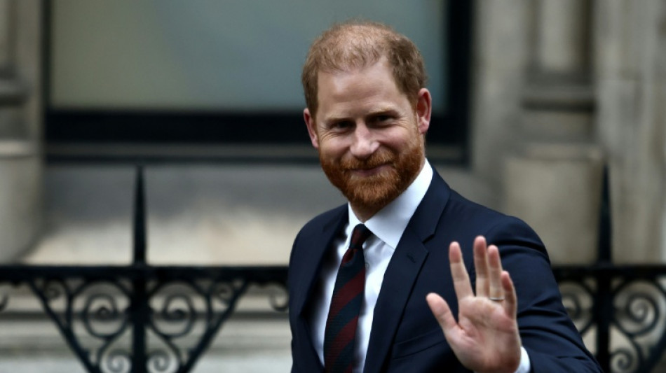 Pr&iacute;ncipe Harry e Elton John exigem indeniza&ccedil;&atilde;o 'substancial' do Daily Mail