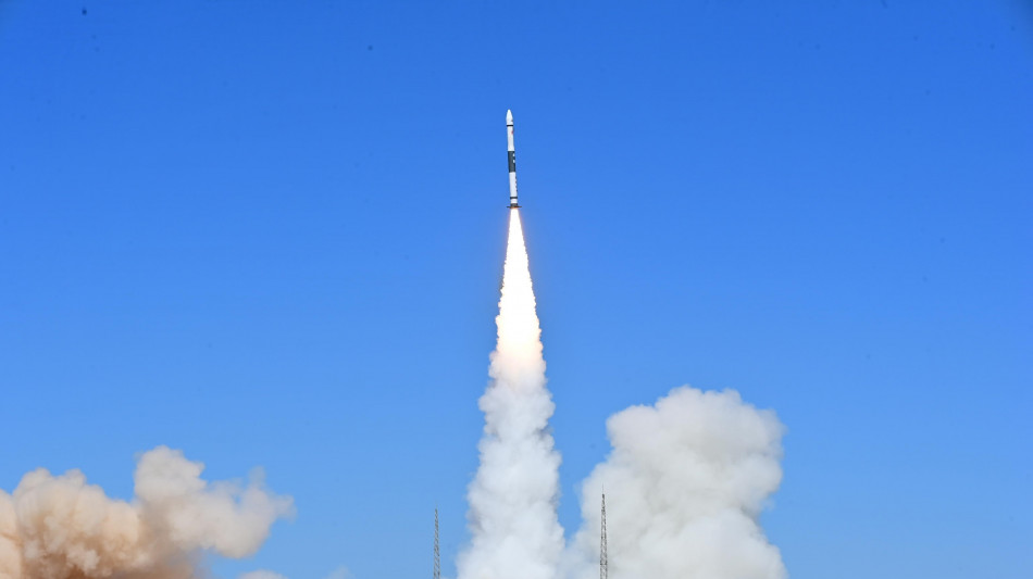 Cina, diffuse le foto del missile balistico testato ieri