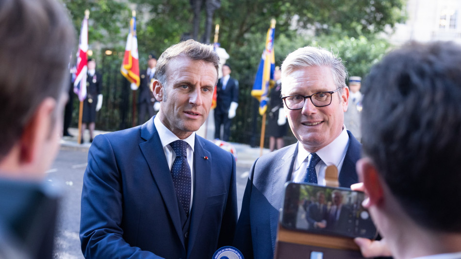 Macron a Londra, 'Starmer propone schema 1 contro 1 su migranti'