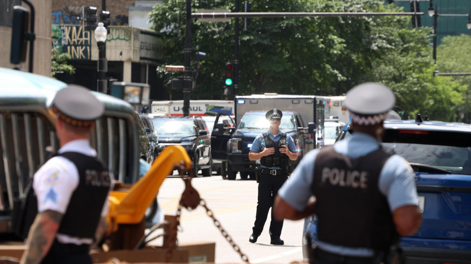 Spara sulla folla a Chicago, quattro morti e 14 feriti