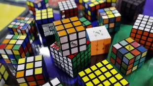Bimba cinese di sei anni stabilisce due record mondiali al Cubo di Rubik in tre giorni