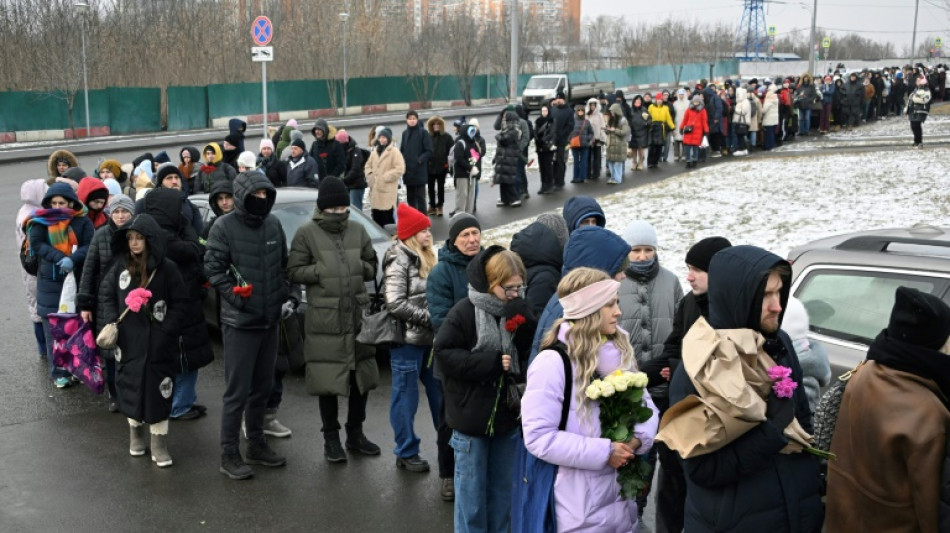 Russie: malgr&eacute; le risque, plus d'un millier de personnes sur la tombe de Navalny