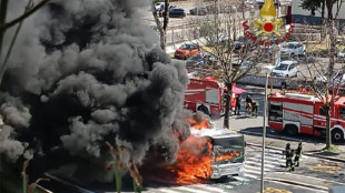 Bus in fiamme a Roma, coinvolto balcone di un palazzo