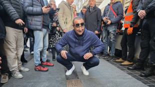 Carlo Conti posa a Sanremo una targa per Olly