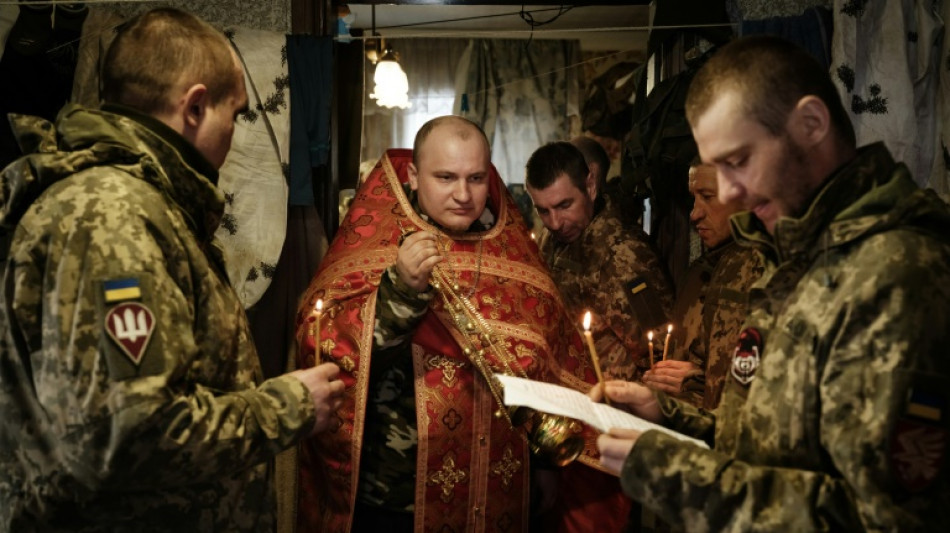 Les soldats ukrainiens cherchent r&eacute;confort dans la foi et la pri&egrave;re