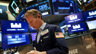 Wall Street sur une note contrast&eacute;e, scrute les r&eacute;sultats d'entreprises