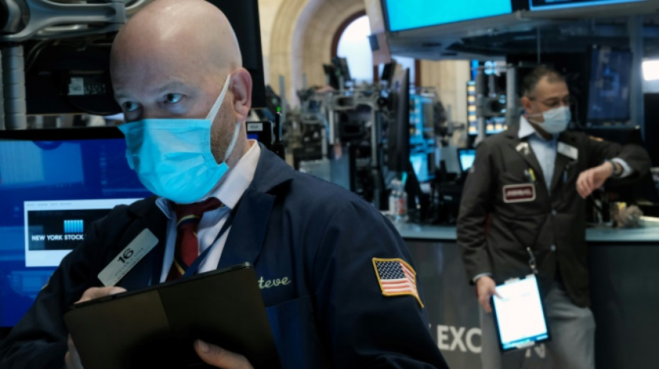 Wall Street commence la semaine en baisse, plomb&eacute;e par la technologie