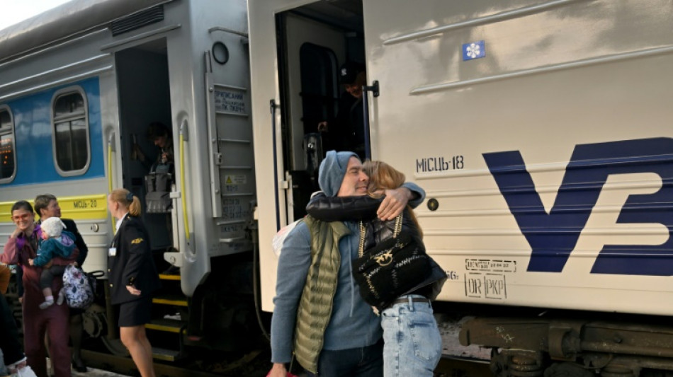 Refugiados ucranianos retornan a Kiev dispuestos a acostumbrarse a la guerra