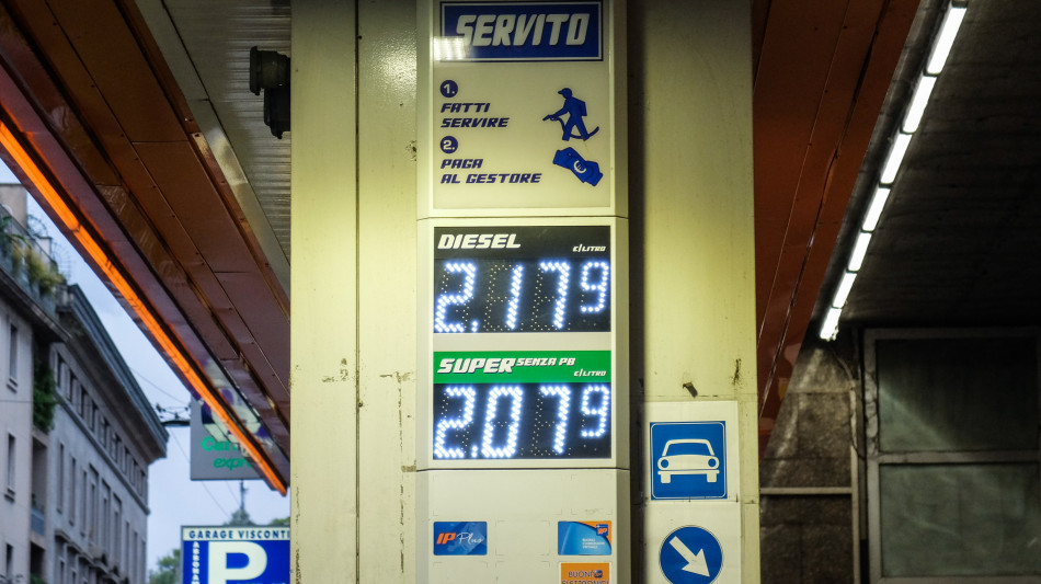 Prezzo petrolio in calo, Wti scambiato a 81,58 dollari