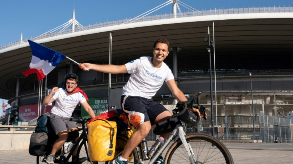 Mondial-2022: Paris-Doha &agrave; v&eacute;lo, le d&eacute;fi fou de deux fans des Bleus