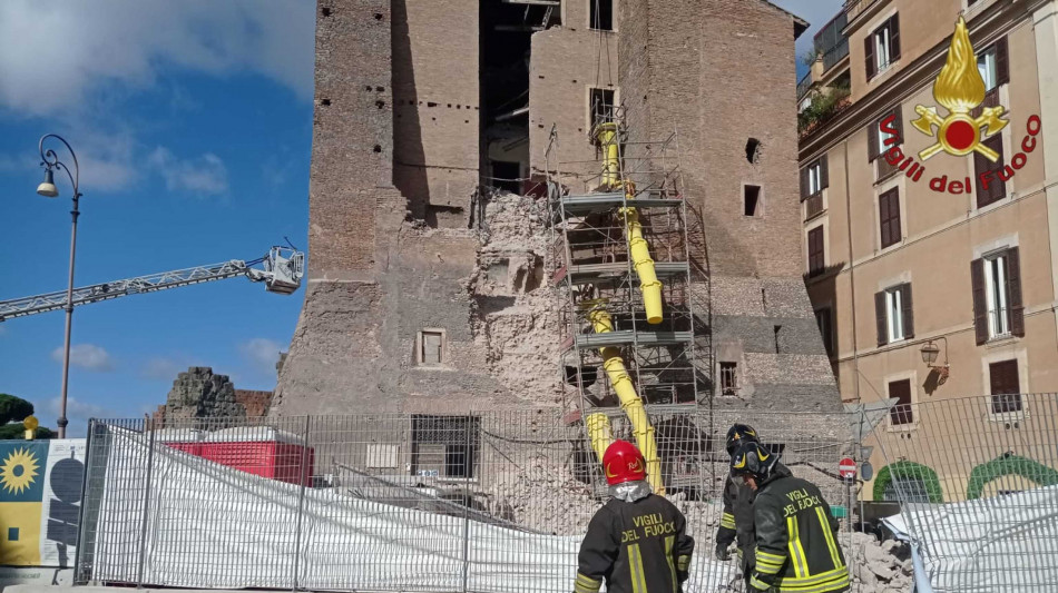 Crolla parte Torre dei Conti al centro di Roma