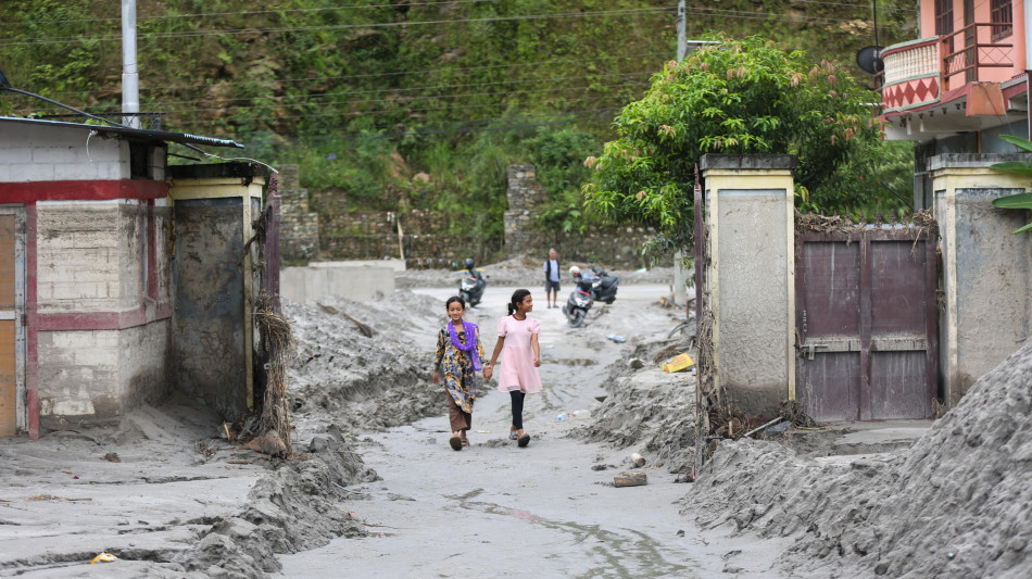 Save the Children, in Nepal cresce il disagio psicologico tra i bambini sopravvissuti
