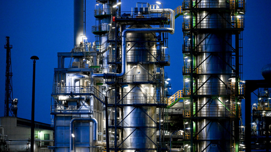 Il petrolio chiude in forte rialzo a New York, +3,16%