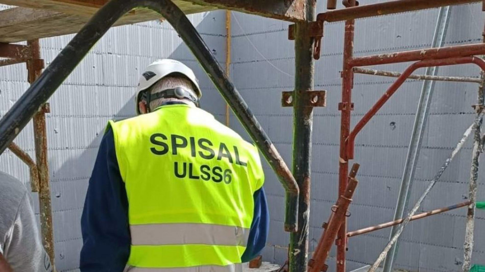 Due operai in una buca hanno malore per caldo, uno in coma