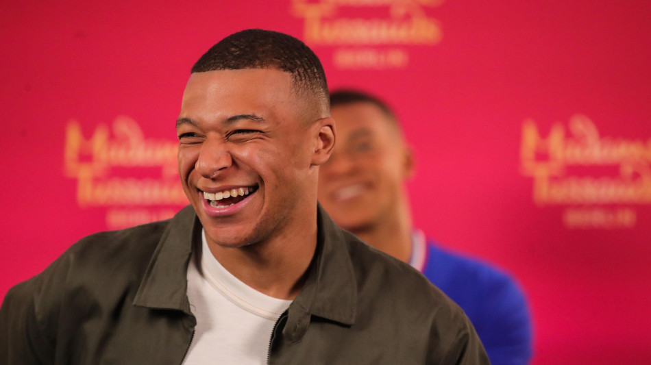 Mbapp&eacute;, stasera cena addio a Parigi, fra gli invitati Macron