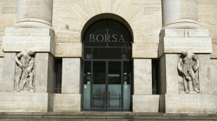 Borsa: Milano debole (-0,9%) con le banche, positiva Azimut