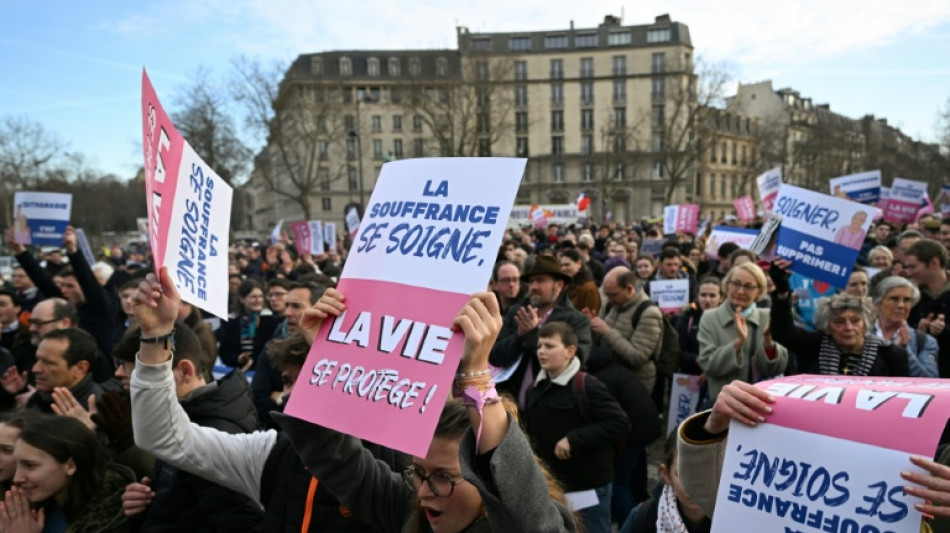 Les opposants au projet de loi fin de vie manifestent &agrave; Paris