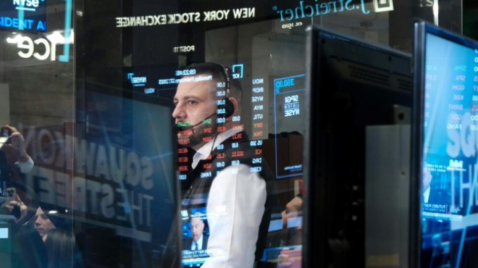 Wall Street termine en baisse, affect&eacute;e par la baisse de moral des consommateurs