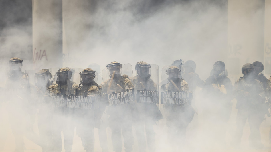 Guardia nazionale lancia lacrimogeni a Los Angeles