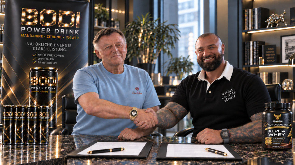 Alex Bodi and Prof. Dr Dieter Lazik sign a contract for ALPHA WHEY and BODI Energy Drink